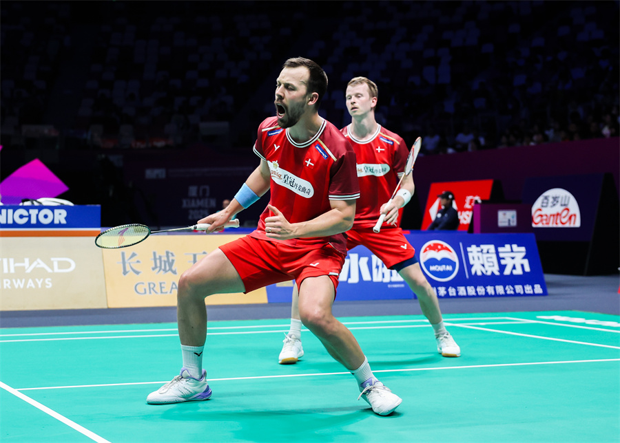 她迅速推球 她迅速推球