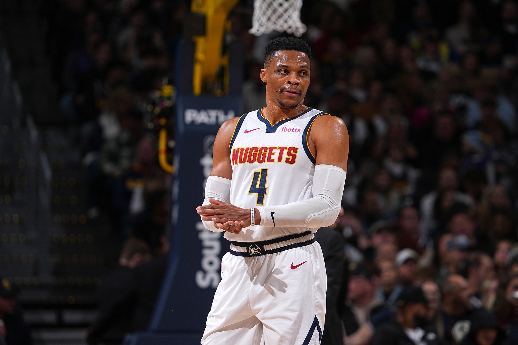 迫防守的末 迫防守的末